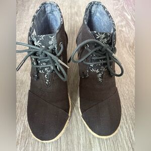 Toms Black Lace-Up Boots with Floral Lining